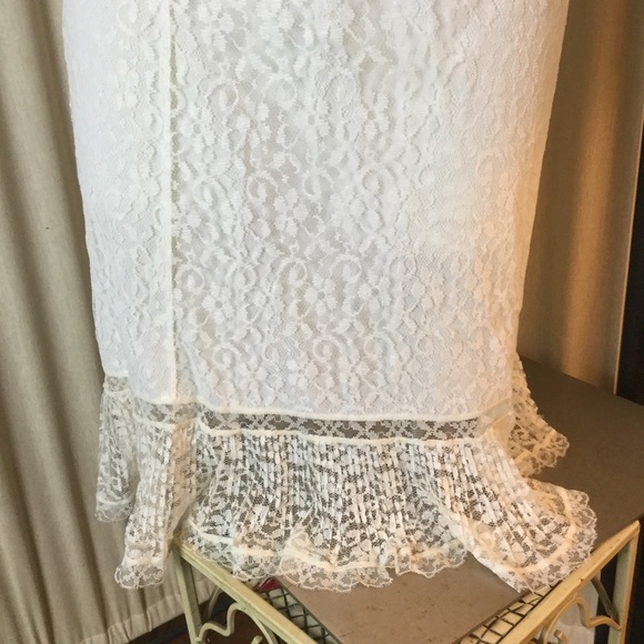 Gorgeous vintage lace half slip.      S - Picture 2 of 6